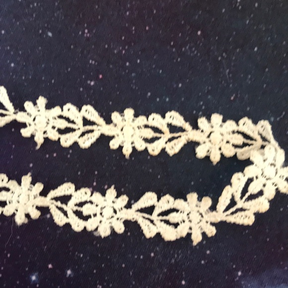 Adorable white lace floral chocker 🌸 - Picture 2 of 3